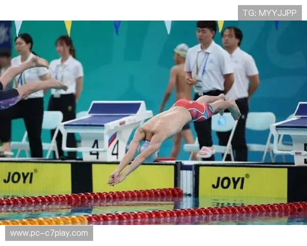 青少年游泳锦标赛吸引多地选手，竞争激烈见证新生代成长。