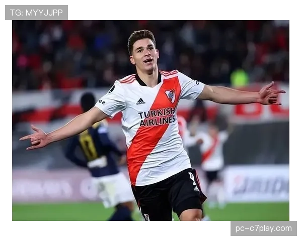 特写：37岁老将瓦尔迪替补登场，打入个人本赛季首球后指向看台家人